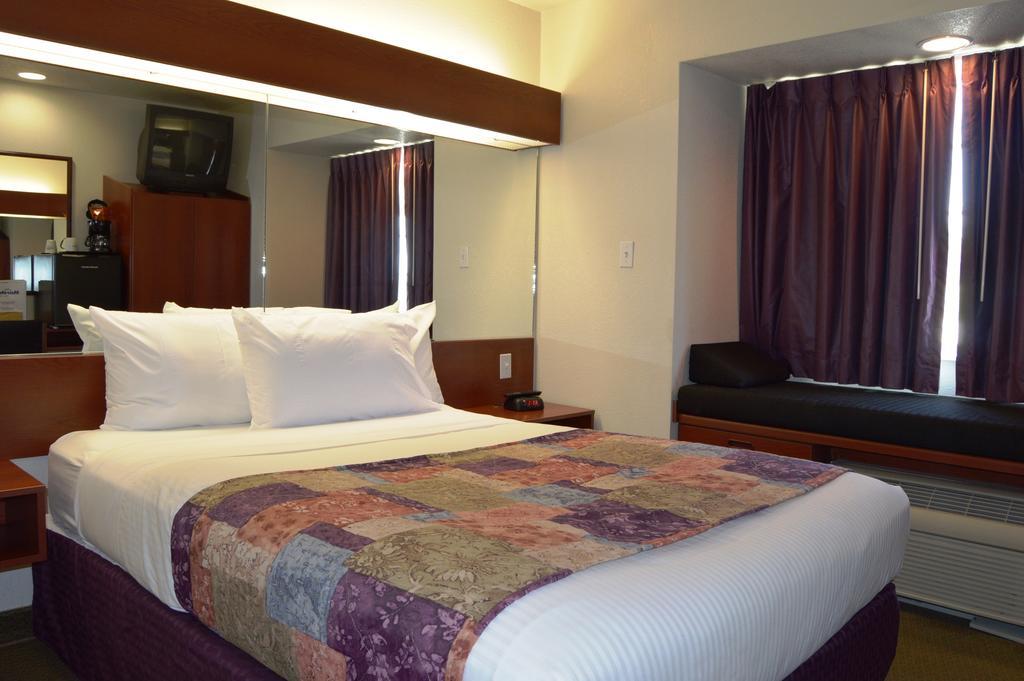 Microtel Inn And Suites By Wyndham Miami Ok Стая снимка