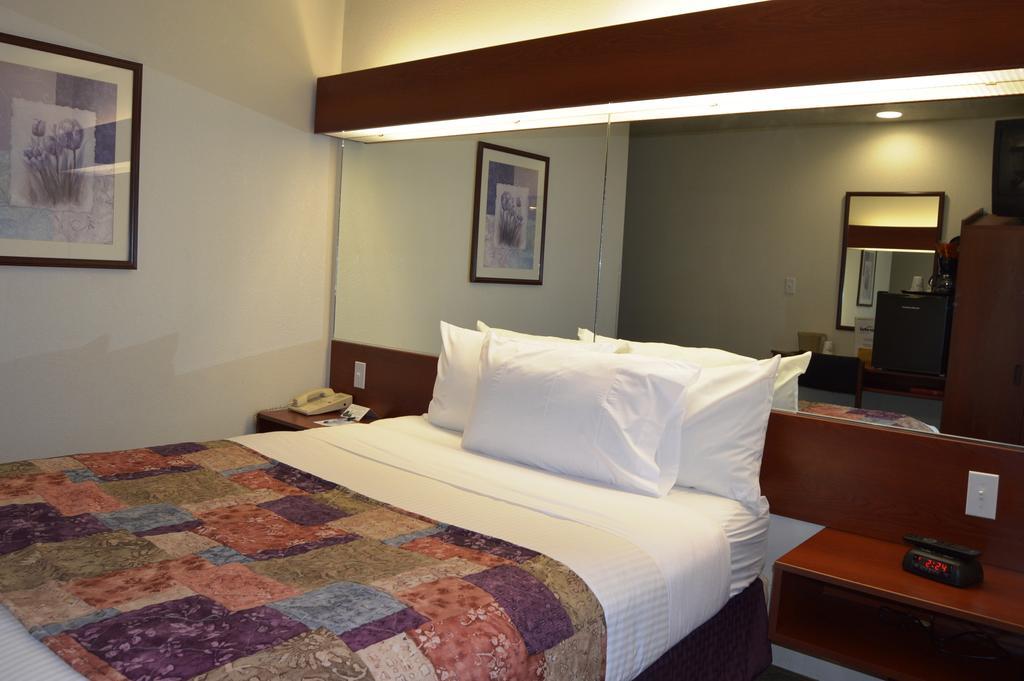 Microtel Inn And Suites By Wyndham Miami Ok Стая снимка