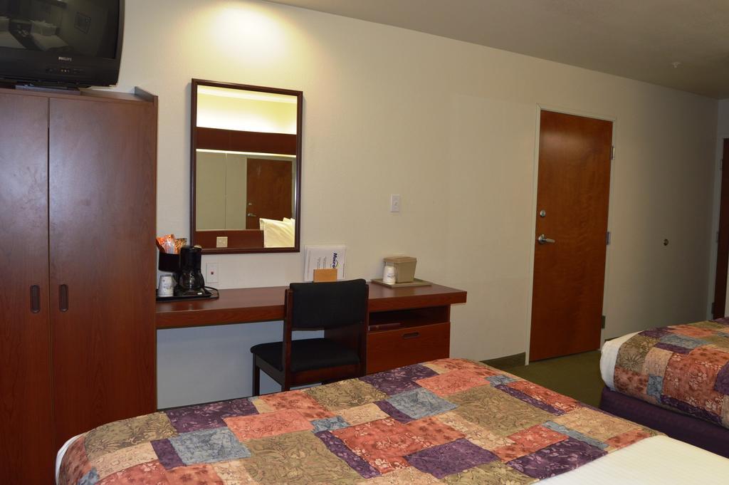 Microtel Inn And Suites By Wyndham Miami Ok Стая снимка